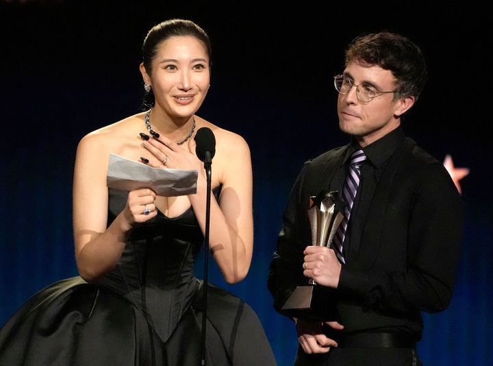 [산타모니카=AP/뉴시스] 이재(EJAE)와 마크 소넨블릭이 4일(현지 시간) 미 캘리포니아주 산타모니카의 바커 행어에서 열린 제31회 크리틱스 초이스 어워즈에서 케이팝 데몬 헌터스(케데헌) 주제가 '골든'으로 주제가상을 받은 후 소감을 말하고 있다. 2026.01.05.