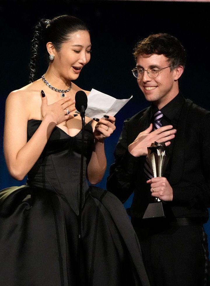 [산타모니카=AP/뉴시스] 이재(EJAE)와 마크 소넨블릭이 4일(현지 시간) 미 캘리포니아주 산타모니카의 바커 행어에서 열린 제31회 크리틱스 초이스 어워즈에서 케이팝 데몬 헌터스(케데헌) 주제가 '골든'으로 주제가상을 받은 후 소감을 말하고 있다. 2026.01.05.