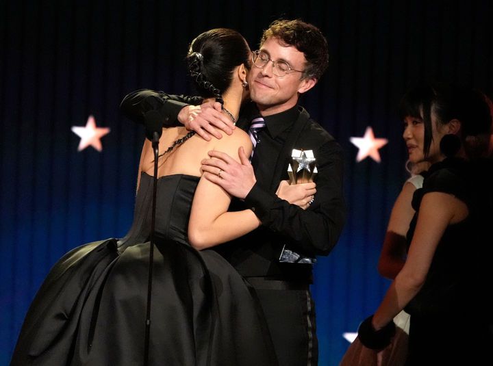 [산타모니카=AP/뉴시스] 이재(EJAE)와 마크 소넨블릭이 4일(현지 시간) 미 캘리포니아주 산타모니카의 바커 행어에서 열린 제31회 크리틱스 초이스 어워즈에서 케이팝 데몬 헌터스(케데헌) 주제가 '골든'으로 주제가상을 받은 후 포옹하고 있다. 2026.01.05.