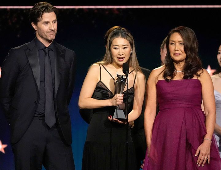 [산타모니카=AP/뉴시스] 케이팝 데몬 헌터스(케데헌)의 매기 강(가운데) 감독이 4일(현지 시간) 미 캘리포니아주 산타모니카의 바커 행어에서 열린 제31회 크리틱스 초이스 어워즈에서 최우수 장편 애니메이션상을 받고 소감을 말하고 있다. 2026.01.05.