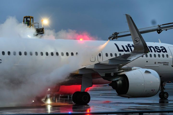 [프랑크푸르트=AP/뉴시스] 유럽 전역에 한파와 폭설이 몰아친 가운데 5일(현지 시간) 독일 프랑크푸르트 공항에서 루프트한자의 항공기가 제빙되고 있다. 2026.01.07.