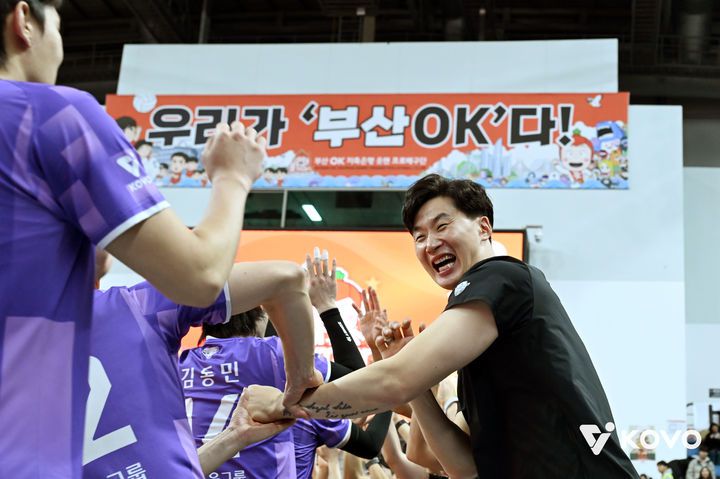[서울=뉴시스] 남자 프로배구 우리카드 박철우 감독대행이 2일 부산강서체육관에서 열린 진에어 2025~2026 V-리그 남자부 OK저축은행과의 경기에서 숭리한 뒤 기뻐하고 있다. (사진=KOVO 제공) 2026.01.02. *재판매 및 DB 금지