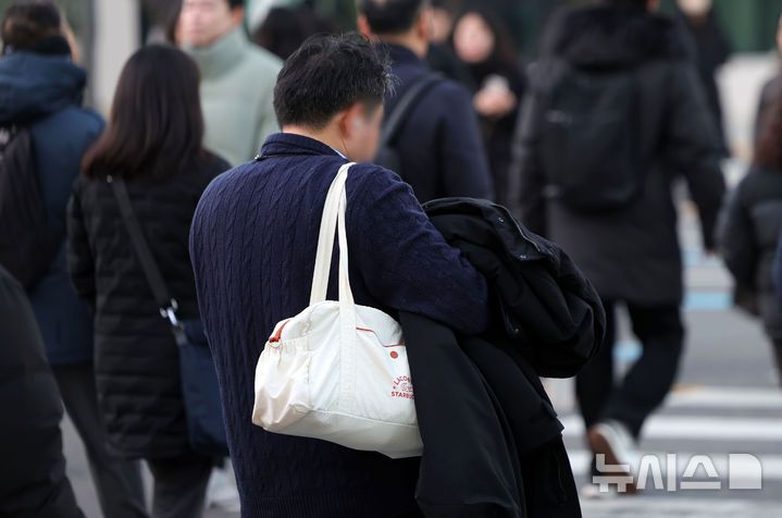 [서울=뉴시스] 홍효식 기자 = 절기상 가장 춥다는 '소한'이지만 예년 기온을 웃돈 5일 오전 서울 종로구 광화문 사거리에서 시민들이 출근길 발걸음을 재촉하고 있다. 2026.01.05. yesphoto@newsis.com