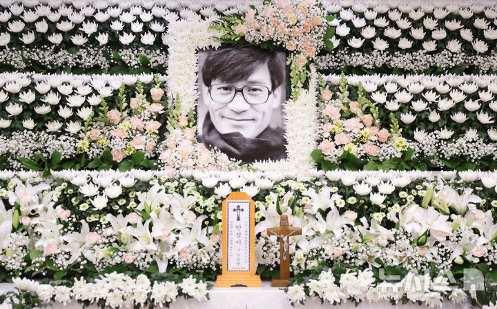 [서울=뉴시스] 사진공동취재단 = 5일 서울 서초구 서울성모병원 장례식장에 배우 안성기의 빈소가 마련돼 있다. 2026.01.05. photo@newsis.com