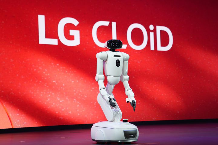[라스베이거스=AP/뉴시스] 5일(현지 시간) 미 네바다주 라스베이거스 만달레이베이 컨벤션 센터에서 세계 최대 IT·전자 전시회 'CES 2026' 개막을 앞두고 열린 'LG 월드 프리미어'에서 LG전자 가정용 로봇 ‘클로이드(CLOiD)’가 소개되고 있다. 2026.01.06.