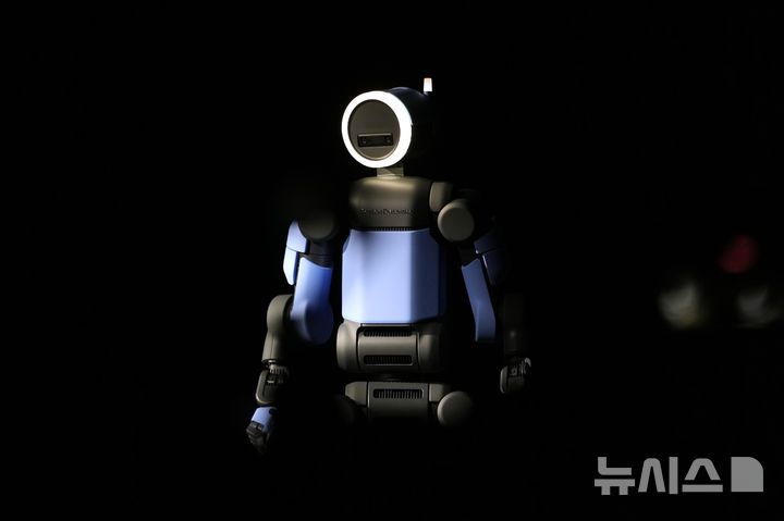 [라스베이거스=AP/뉴시스] 5일(현지 시간) 미 네바다주 라스베이거스 만달레이베이 컨벤션 센터에서 세계 최대 IT·전자 전시회 'CES 2026' 개막을 앞두고 열린 현대차그룹과 보스턴 다이내믹스의 미디어데이에서 휴머노이드 로봇 '아틀라스'가 공개되고 있다. 2026.01.07.