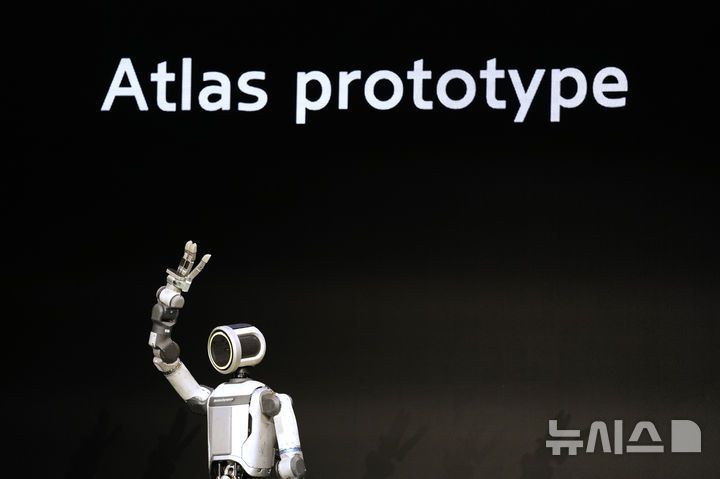 [라스베이거스=AP/뉴시스] 5일(현지 시간) 미 네바다주 라스베이거스 만달레이베이 컨벤션 센터에서 세계 최대 IT·전자 전시회 'CES 2026' 개막을 앞두고 열린 현대차그룹과 보스턴 다이내믹스의 미디어데이에서 휴머노이드 로봇 '아틀라스'가 공개되고 있다. 2026.01.07.