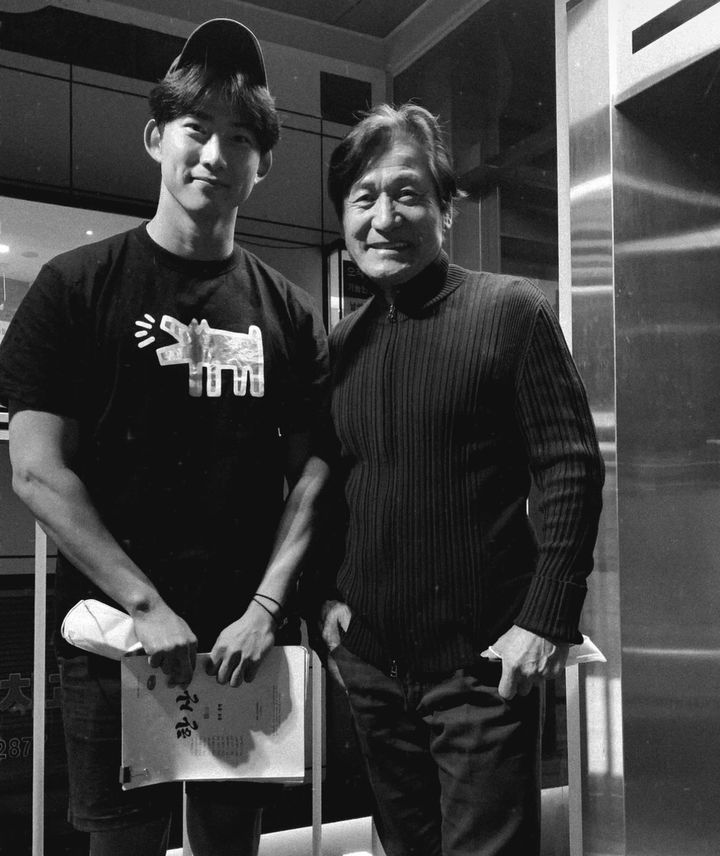 [서울=뉴시스] 옥택연, 안성기. (사진 = 인스타그램 캡처) 2026.01.06. photo@newsis.com *재판매 및 DB 금지