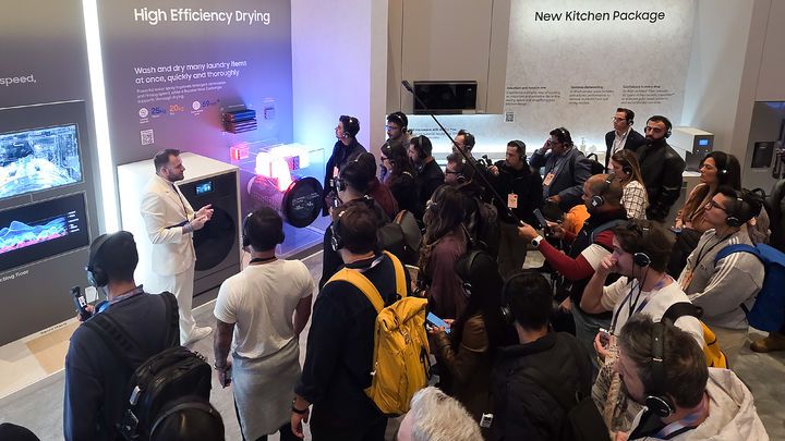 [라스베이거스=뉴시스]삼성전자가 4~7일(현지시간) 미국 라스베이거스 윈 호텔에 단독 전시관을 열었다. 2026년형 비스포크 AI 콤보 신제품을 보기 위해 관람객들이 몰려든 모습. (사진 = 삼성전자) 2026.01.06. photo@newsis.com   *재판매 및 DB 금지