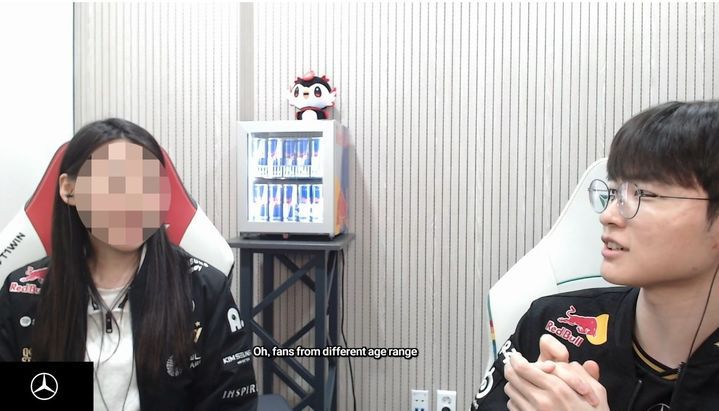 [서울=뉴시스] T1 소속 e스포츠 프로게이머 '페이커' 이상혁이 지난해 11월 리그 오브 레전드(LoL) 월드 챔피언십(월즈) 우승 공약으로 T1 사옥에 팬을 초청해 방송을 진행했다. (사진=SOOP 제공) *재판매 및 DB 금지