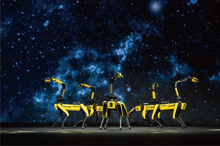 [서울=뉴시스] 5일(현지 시간) 미국 라스베이거스 만달레이 베이 컨벤션 센터에서 열린 CES 2026 현대차그룹 미디어데이에서 보스턴다이나믹스 '스팟'이 퍼포먼스를 선보이고 있다. (사진=현대차그룹 제공) 2026.01.06. photo@newsis.com *재판매 및 DB 금지