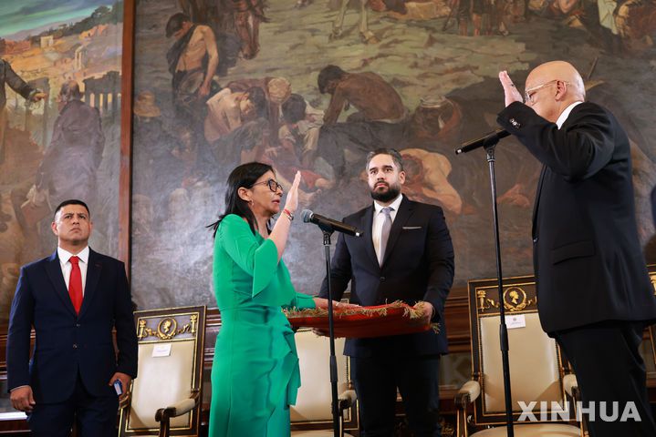 [카라카스=신화/뉴시스] 델시 로드리게스 베네수엘라 대통령 권한대행이 지난 5일(현지 시간) 카라카스 국회의사당에서 임시 대통령 취임 선서를 하고 있다. 로드리게스 임시 대통령은 취임 직후 성명을 통해 "베네수엘라는 외부 위협 없이 살아가길 갈망한다"라며 미국과 협력할 의사를 내비쳤다. 2026.01.07.