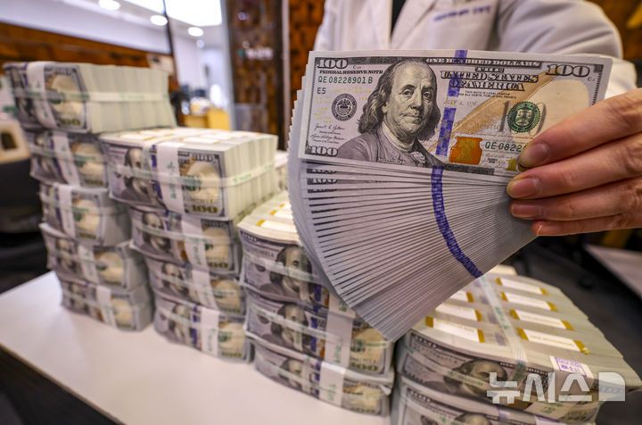 [서울=뉴시스] 정병혁 기자 = 사진은 지난 6일 서울 중구 하나은행 위변조대응센터에서 직원이 달러를 정리하고 있는 모습. 2026.01.06. jhope@newsis.com