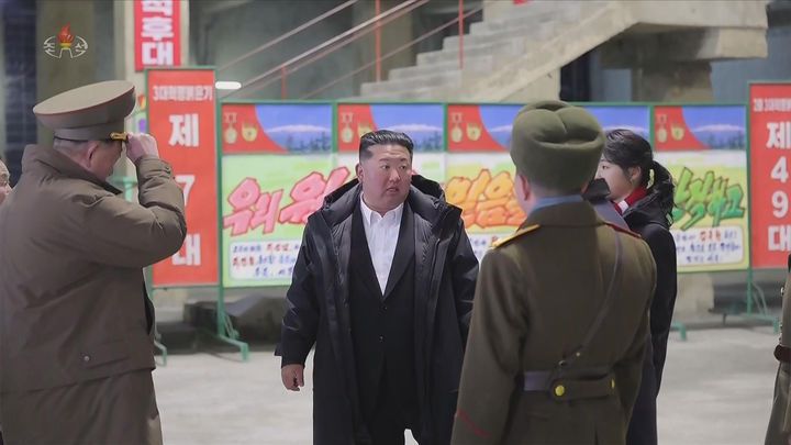 [서울=뉴시스] 북한 조선중앙TV는 김정은 국무위원장이 지난 5일 당 및 정부 지도간부들과 함께 해외군사작전 전투위훈기념관 건설장을 찾았다고 6일 보도했다. 이 자리에는 부인 리설주와 딸 주애가 동행했다. (사진=조선중앙TV 캡처) 2026.01.06. photo@newsis.com *재판매 및 DB 금지