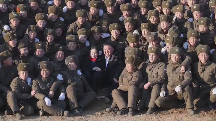 [서울=뉴시스] 북한 조선중앙TV는 김정은 국무위원장이 지난 5일 당 및 정부 지도간부들과 함께 해외군사작전 전투위훈기념관 건설장을 찾았다고 6일 보도했다. 이 자리에는 부인 리설주와 딸 주애가 동행했다. (사진=조선중앙TV 캡처) 2026.01.06. photo@newsis.com *재판매 및 DB 금지