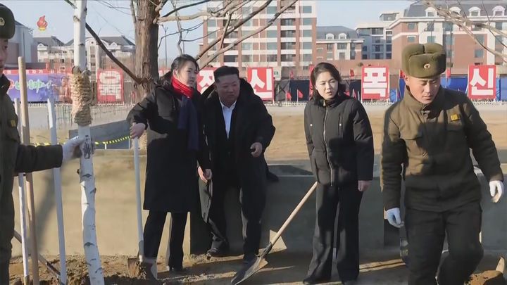 [서울=뉴시스] 북한 조선중앙TV는 김정은 국무위원장이 지난 5일 당 및 정부 지도간부들과 함께 해외군사작전 전투위훈기념관 건설장을 찾았다고 6일 보도했다. 이 자리에는 부인 리설주와 딸 주애가 동행했다. (사진=조선중앙TV 캡처) 2026.01.06. photo@newsis.com *재판매 및 DB 금지
