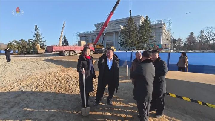 [서울=뉴시스] 북한 조선중앙TV는 김정은 국무위원장이 지난 5일 당 및 정부 지도간부들과 함께 해외군사작전 전투위훈기념관 건설장을 찾았다고 6일 보도했다. 이 자리에는 부인 리설주와 딸 주애가 동행했다. (사진=조선중앙TV 캡처) 2026.01.06. photo@newsis.com *재판매 및 DB 금지
