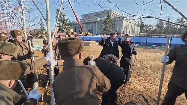 [서울=뉴시스] 북한 조선중앙TV는 김정은 국무위원장이 지난 5일 당 및 정부 지도간부들과 함께 해외군사작전 전투위훈기념관 건설장을 찾았다고 6일 보도했다. 이 자리에는 부인 리설주와 딸 주애가 동행했다. (사진=조선중앙TV 캡처) 2026.01.06. photo@newsis.com *재판매 및 DB 금지