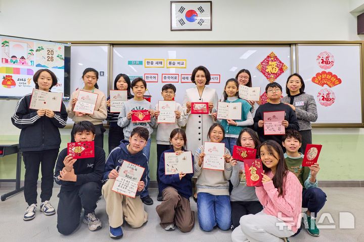 [베이징=뉴시스] 최동준 기자 = 김혜경 여사가 6일(현지 시간) 베이징에 위치한 북경한국국제학교를 방문해 학생들과 기념촬영을 하고 있다. (공동취재) 2026.01.06. photocdj@newsis.com