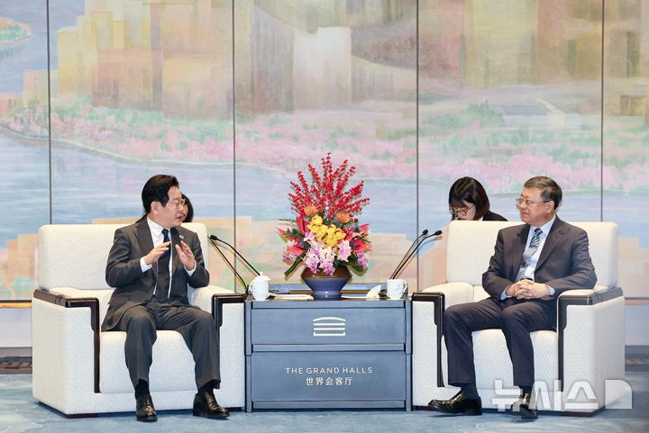 [상하이=뉴시스] 최동준 기자 = 중국을 국빈 방문 중인 이재명 대통령이 6일(현지 시간) 상하이 세계회객청에서 천지닝 상하이시 당 서기와 만찬에 앞서 사전환담을 하고 있다. 2026.01.06. photocdj@newsis.com