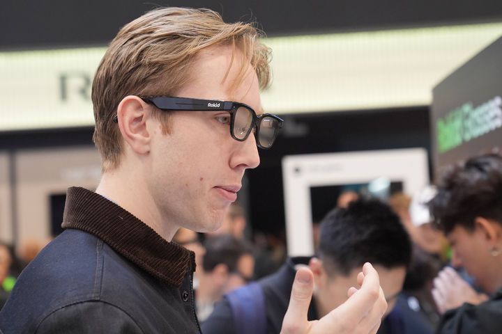 [라스베이거스=AP/뉴시스] 6일(현지 시간) 미 네바다주 라스베이거스에서 열린 세계 최대 가전·정보기술(IT) 박람회 'CES2026'에서 한 남성이 로키드(Rokid)의 스마트 안경 '로키드 AR'을 체험하고 있다. 2026.01.07.
