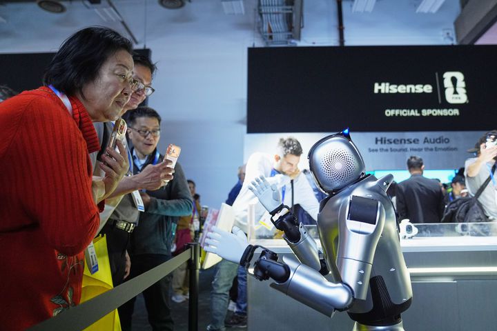 [라스베이거스=AP/뉴시스] 6일(현지 시간) 미 네바다주 라스베이거스에서 열린 세계 최대 가전·정보기술(IT) 박람회 'CES2026'에서 관람객들이 하이센스의 로봇을 살펴보고 있다. 2026.01.07.