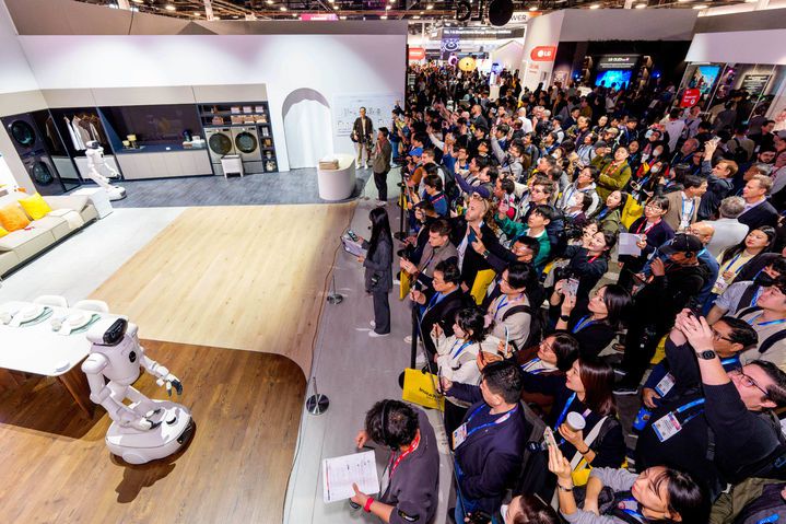 [라스베이거스=AP/뉴시스] 6일(현지 시간) 미 네바다주 라스베이거스에서 개막한 세계 최대 가전·정보기술(IT) 박람회 'CES2026' LG 전자 전시관에서 관람객들이 인공지능(AI) 홈 로봇 클로이드(CLOiD)를 지켜보고 있다. 2026.01.07.