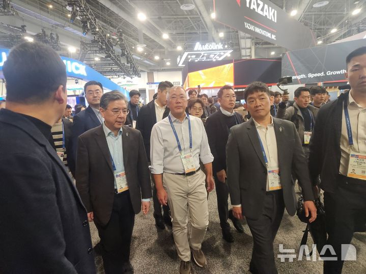 [라스베이거스=뉴시스]이창훈 기자 = 정의선 현대차그룹 회장이 6일(현지시간) CES 2026이 개막한 미국 라스베이거스 컨센션센터(LVCC)에서 현대차그룹 전시관이 마련된 웨스트홀을 둘러보고 있다. 2026.01.07. hun88@newsis.com