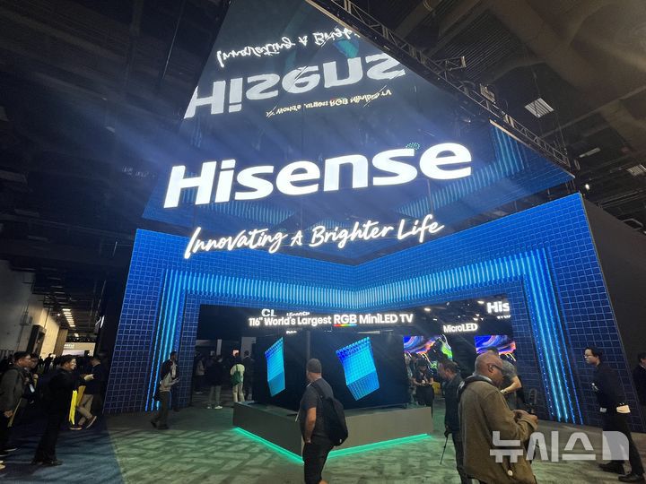 [라스베이거스=뉴시스]이현주 기자 = 6일(현지시간) CES 2026이 개막한 미국 라스베이거스 컨벤션센터 센트럴홀에 마련된 하이센스 전시관. lovelypsyche@newsis.com