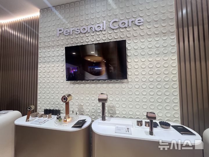 [라스베이거스=뉴시스]이현주 기자 = 6일(현지시간) CES 2026이 개막한 미국 라스베이거스 컨벤션센터 센트럴홀에 마련된 드리미 전시관. 다이슨 제품을 연상케 하는 미용 기기가 전시돼 있다. lovelypsyche@newsis.com