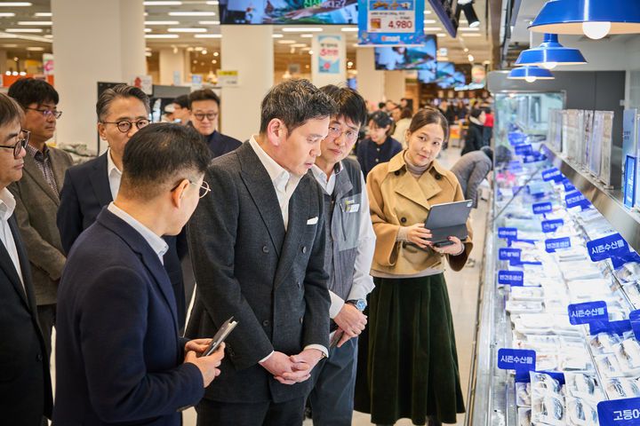 [서울=뉴시스] 정용진 신세계그룹 회장이 스타필드마켓 죽전점을 찾아 새해 첫 현장경영에 나섰다. (사진=신세계그룹 제공) *재판매 및 DB 금지