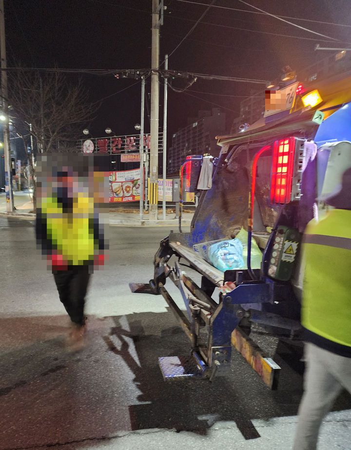 [밀양=뉴시스] 안지율 기자 = 지난 5일 경남 밀양시 신삼문동 빨간포차 앞 사거리 도로에서 환경미화원이 청소차량 뒤에 설치된 발판에 매달려 있다. 2026.01.07. alk9935@newsis.com *재판매 및 DB 금지