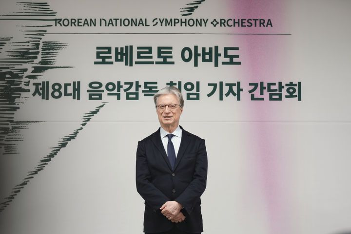 [서울=뉴시스] 7일 서울 서초구 예술의전당 무궁화홀에서 열린 '국립심포니오케스트라 제8대 음악감독 취임간담회'에서 음악감독으로 선임된 로베르토 아바도가 참석했다. (사진=국립심포니오케스트라 제공) 2026.01.07. photo@newsis.com *재판매 및 DB 금지
