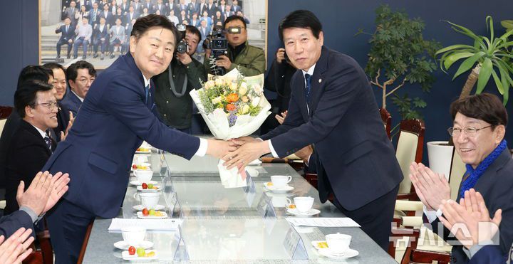 [전주=뉴시스] 김얼 기자 = 2026년을 맞이해 시·군 방문에 나선 김관영(왼쪽) 전북특별자치도지사가 7일 첫 번째 행선지인 전북 전주시 전주의회를 방문해 남관우(오른쪽) 전주시장의장과 인사를 나누고 있다. 2026.01.07. pmkeul@newsis.com