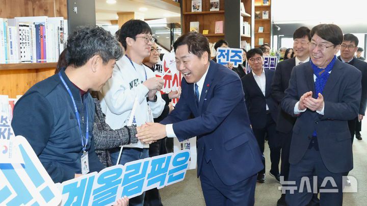 [전주=뉴시스] 김얼 기자 = 2026년을 맞이해 시·군 방문에 나선 김관영(가운데) 전북특별자치도지사가 7일 첫 번째 행선지인 전북 전주시 전주시청을 방문해 직원들과 인사를 나누고 있다. 2026.01.07. pmkeul@newsis.com