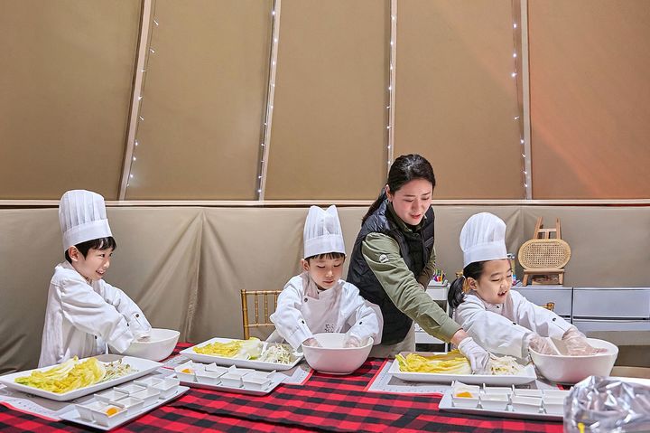 ‘워커힐 윈터 키즈 캠프’ 중  ‘수펙스 물김치 쿠킹’ (사진=워커힐 호텔앤리조트) *재판매 및 DB 금지