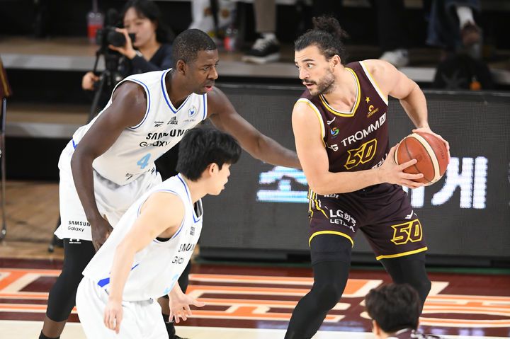 [서울=뉴시스] 프로농구 창원 LG의 아셈 마레이(오른쪽), 서울 삼성의 앤드류 니콜슨. (사진=KBL 제공)