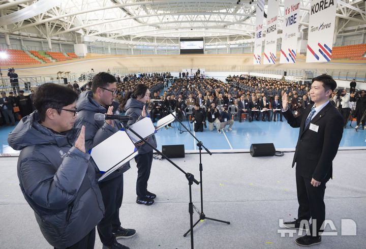 [진천=뉴시스] 김근수 기자 = 7일 오전 충북 진천 국가대표선수촌 벨로드롬 인필드에서 열린 2026 국가대표 훈련개시식에서 유승민 대환체육회장을 비롯한 선수들이 대표자 선서를 하고 있다. 왼쪽부터 김성진 근대5종 감독, 양궁 김우진, 빙상 최민정. 2026.01.07. ks@newsis.com