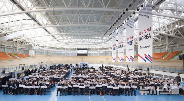 [진천=뉴시스] 김근수 기자 = 7일 오전 충북 진천 국가대표선수촌 벨로드롬 인필드에서 열린 2026 국가대표 훈련개시식에서 국가대표 선수들이 플래카드를 들고 기념촬영을 하고 있다. 2026.01.07. ks@newsis.com