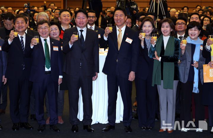 [서울=뉴시스] 이영환 기자 = 김영배(왼쪽부터) 더불어민주당 의원, 정근식 서울시 교육감, 최태원 서울상공회의소 회장, 오세훈 서울시장, 최호정 서울시의장, 나경원 국민의힘 의원, 서영교 더불어민주당 의원이 7일 오전 서울 중구 대한상공회의소에서 열린 2026 서울시 신년인사회에 참석해 건배를 하고 있다. 2026.01.07. 20hwan@newsis.com