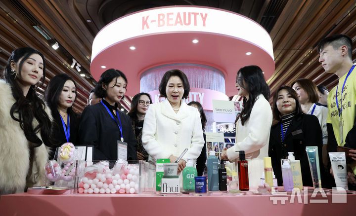 [상하이=뉴시스] 최동준 기자 = 김혜경 여사가 7일(현지 시간) 상하이 푸싱아트센터에서 열린 K-뷰티행사를 방문해 전시품을 살펴보고 있다. 2026.01.07. photocdj@newsis.com
