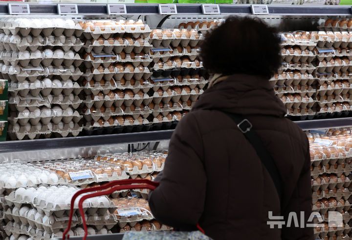 [서울=뉴시스] 이영환 기자 = 사진은 지난 7일 오후 서울 시내의 한 대형마트에서 고객이 계란을 살펴보고 있는 모습. 2026.01.07. 20hwan@newsis.com