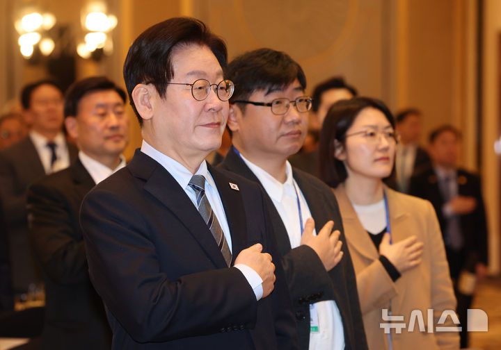 [상하이=뉴시스] 최동준 기자 = 중국을 국빈 방문 중인 이재명 대통령이 7일(현지 시간) 상하이 한 호텔에서 열린 순방 기자단 오찬 간담회에서 국민의례를 하고 있다. 2026.01.07. photocdj@newsis.com