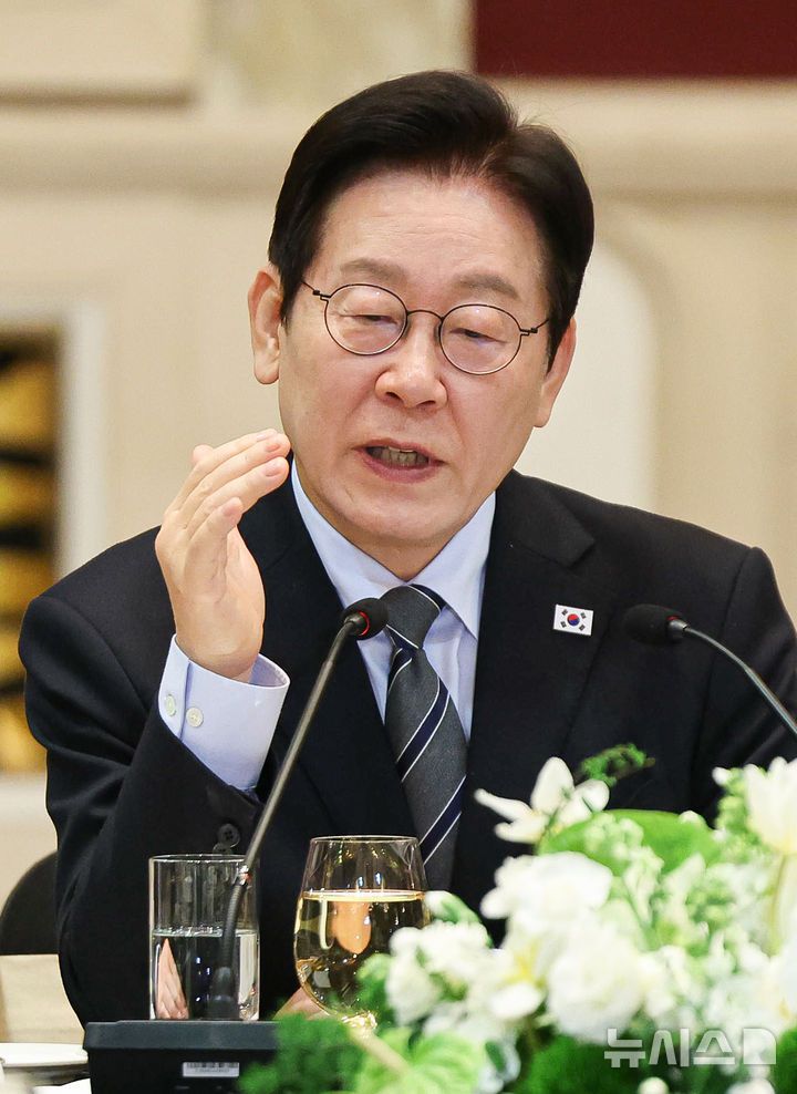 [상하이=뉴시스] 최동준 기자 = 중국을 국빈 방문 중인 이재명 대통령이 7일(현지 시간) 상하이 한 호텔에서 열린 순방 기자단 오찬 간담회에서 발언하고 있다. 2026.01.07. photocdj@newsis.com