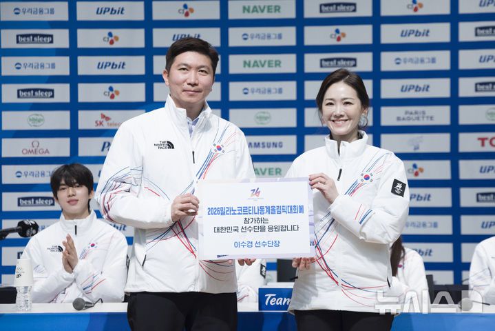 [진천=뉴시스] 김근수 기자 = 이수경(오른쪽) 올림픽 선수단장 겸 대한빙상경기연맹 회장이 7일 충북 진천 국가대표선수촌에서 열린 밀라노코르티나 동계올림픽 D-30 미디어데이에서 유승민 대한체육회장에게 격려금을 전달하고 기념촬영을 하고 있다. 2026.01.07. ks@newsis.com