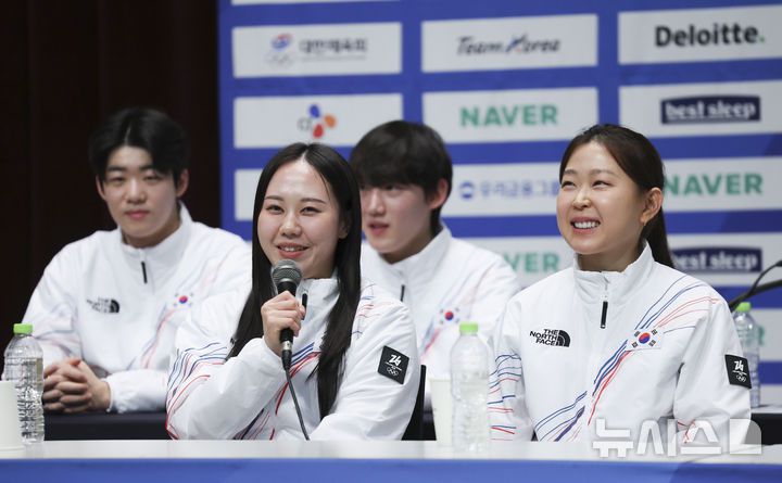 [진천=뉴시스] 김근수 기자 = 스피드스케이팅 박지우가 7일 충북 진천 국가대표선수촌에서 열린 밀라노코르티나 동계올림픽 D-30 미디어데이에서 취재진 질문에 답하고 있다. 2026.01.07. ks@newsis.com