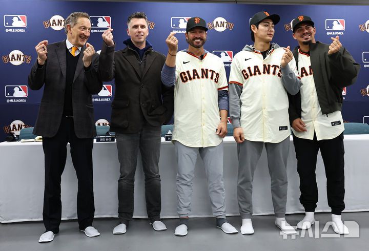 [이천=뉴시스] 최진석 기자 = 샌프란시스코 자이언츠 래리 베어(왼쪽부터) CEO, 버스터 포지 사장, 토니 비텔로 감독, 이정후, 윌리 아다메스가 7일 오후 경기 이천 LG 챔피언스파크에서 열린 샌프란시스코 자이언츠 공식 기자회견에서 포즈를 취하고 있다. 2026.01.07. myjs@newsis.com