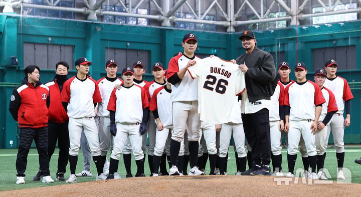 [이천=뉴시스] 최진석 기자 = 샌프란시스코 자이언츠 윌리 아다메스가 7일 오후 경기 이천 LG 챔피언스파크에서 열린 샌프란시스코 자이언츠 야구 클리닉에 앞서 덕수고 야구부에 유니폼을 전달하며 기념촬영하고 있다. 2026.01.07. myjs@newsis.com