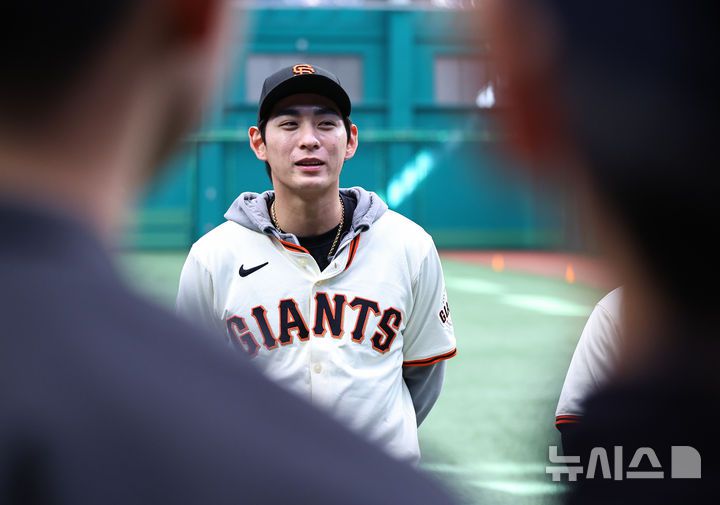 [이천=뉴시스] 최진석 기자 = 샌프란시스코 자이언츠 이정후가 7일 오후 경기 이천 LG 챔피언스파크에서 샌프란시스코 자이언츠 야구 클리닉에서 휘문고 선수들과 대화를 나누고 있다. 2026.01.07. myjs@newsis.com