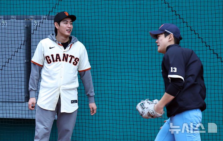 [이천=뉴시스] 최진석 기자 = 샌프란시스코 자이언츠 이정후가 7일 오후 경기 이천 LG 챔피언스파크에서 열린 샌프란시스코 자이언츠 야구 클리닉에서 휘문고와 덕수고 선수들의 훈련을 살펴보고 있다. 2026.01.07. myjs@newsis.com